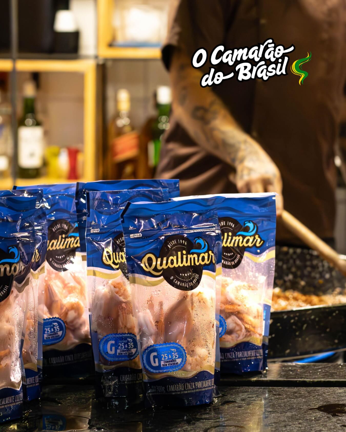 De Norte a Sul, o Brasil é feito de cores e sabores que encantam o mundo.
A Qualimar nasceu para traduzir essa riqueza em produtos de excelência: um camarão que une frescor, qualidade e brasilidade em cada detalhe.
Com presença nacional, estamos nas mesas das famílias e no coração de quem valoriza a boa gastronomia. Nossa missão é oferecer não apenas pescados, mas uma experiência única de sabor, praticidade e confiança.
Quando o camarão é Qualimar, ele se torna o verdadeiro protagonista de qualquer receita, de Norte a Sul do país.
Qualimar. O Camarão do Brasil.