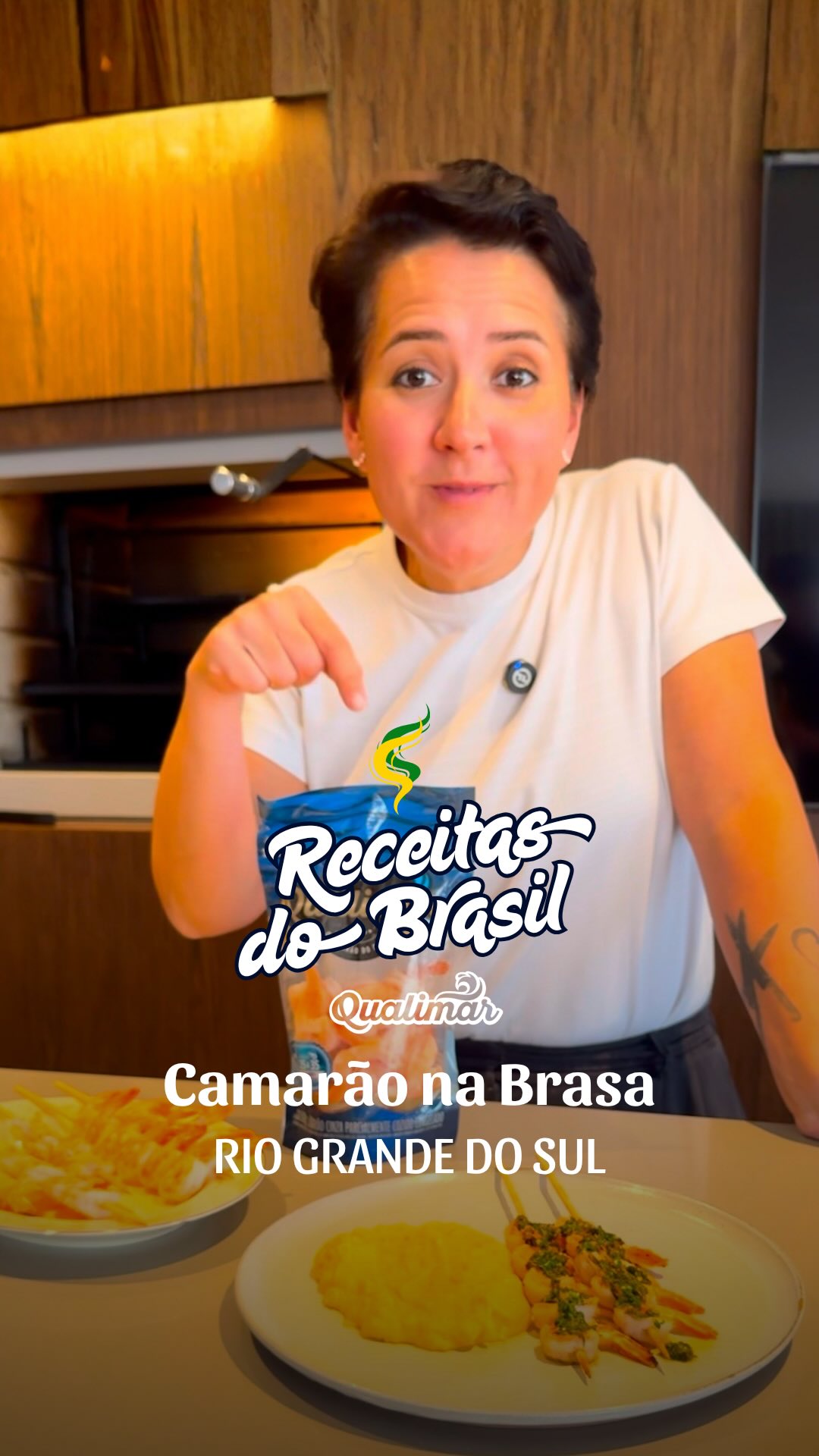 Qualimar é o Camarão do Brasil. E se é do Brasil, também é do Rio Grande do Sul!
Porque o sabor que atravessa fronteiras também conquista o paladar gaúcho.
No Rio Grande do Sul, tradição e sabor andam juntos. Da parrilla ao espeto, o churrasco é mais do que uma refeição, é um ritual que celebra a amizade, a família e o prazer de estar à mesa.
E é nessa cultura que o camarão Qualimar encontra um novo lugar: nas grelhas, nas panelas e nas mesas que valorizam a boa comida, feita com alma e qualidade.
E para celebrar toda esta tradição, a gente preparou com Lela Zaniol @lelabzaniol um clássico gaúcho:
Churrasco no Espetinho de Camarão Qualimar ao molho Chimichurri.
E para acompanhar, um saboroso purê de abóbora.
Prático e saboroso.
Confira os ingredientes abaixo:
INGREDIENTES PARA OS ESPETINHOS
- 600g de Camarão Qualimar Descascado e Eviscerado G 25/35
- Suco de 2 limões
- Sal e pimenta do reino a gosto
INGREDIENTES PARA A MORANGA
- 1 unidade de moranga cabotina
- 4 colheres de sopa de nata
- 100g de queijo parmesão ralado
INGREDIENTES PARA O MOLHO CHIMICHURRI
- 1 xícara de salsinha bem picada
- 4 dentes de alho picados
- 2 colheres (sopa) de orégano seco
- 1 colher (chá) de pimenta calabresa (ou a gosto)
- ½ xícara de vinagre de vinho tinto
- 1 xícara de azeite de oliva
- Suco de ½ limão (opcional, dá um toque fresco)
- Sal e pimenta-do-reino a gosto
MODO DE PREPARO MOLHO:
- Misture todos os ingredientes em uma tigela.
- Ajuste o sal, a pimenta e a acidez (vinagre ou limão) conforme seu gosto.
- Deixe descansar por pelo menos 30 minutos antes de servir. O ideal é preparar com algumas horas de antecedência para que os sabores se integrem bem.
Segue a gente e confira outras práticas e deliciosas receitas com Qualimar.
O Camarão do Brasil. O Camarão dos Gaúchos.
Gostou? Então curte, compartilha e salva pra não perder!!!