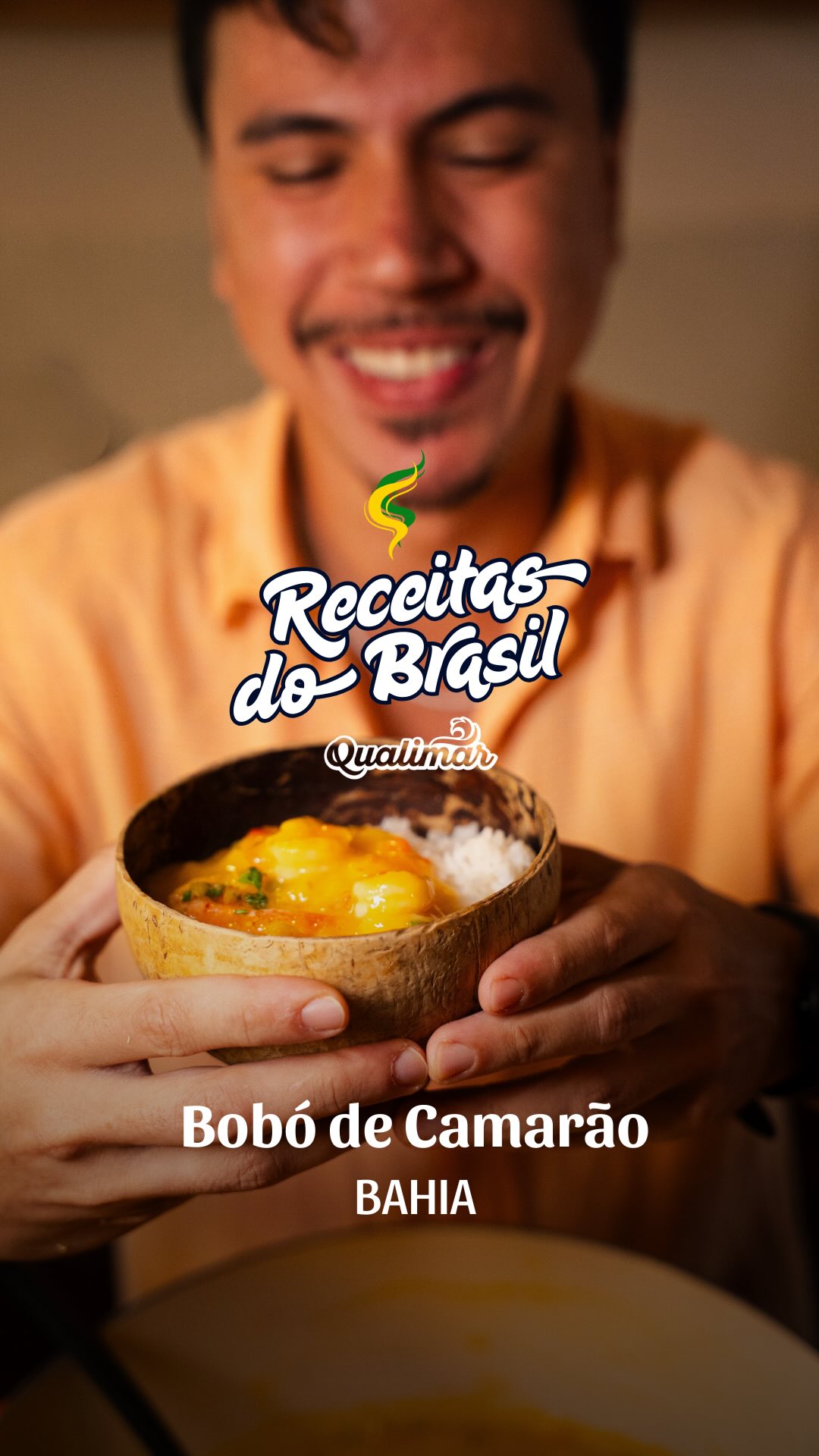 Nada mais baiano que um bom Bobó de Camarão.
E, por falar em camarão, nada mais brasileiro que o Camarão Qualimar.
O Camarão do Brasil.
E se é do Brasil, tem o sabor da Bahia.
Porque nada é mais baiano e mais brasileiro que o tradicional Bobó de camarão feito com Qualimar pelo Chef baiano @chefleopossa 

Ingredientes (para 6 pessoas)
Para o Bobó:
•  1 kg de mandioca (aipim) descascada e cortada em pedaços
•  1 kg de camarão médio ou grande (limpo, sem cabeça e casca)
•  400 ml de leite de coco (de preferência caseiro ou de boa qualidade)
•  3 colheres (sopa) de azeite de dendê
•  2 tomates maduros picados sem sementes
•  1 pimentão verde picado
•  1 cebola grande picada
•  3 dentes de alho amassados
•  1 maço pequeno de coentro e cebolinha (ou só coentro, como preferir)
•  Sal e pimenta-do-reino a gosto
•  1 pimenta de cheiro ou dedo-de-moça (opcional, se quiser um leve ardor)
3 dentes de alho picados

Modo de preparo
1.  Arrume todos os ingredientes e corte 
2.  Cozinhe a mandioca em água com sal até ficar bem macia (uns 25–30 minutos). Escorra, mas reserve cerca de 300 ml do caldo do cozimento.
3.  Amasse a mandioca ainda quente (passe no espremedor de batatas ou bata no liquidificador com um pouco do caldo reservado + o leite de coco). Tem que ficar um creme liso e grosso. Reserve.
4.  Refogue: Em uma panela grande (de preferência de barro, se tiver), aqueça 2 colheres de azeite. Doure a cebola e o alho.
5.  Acrescente o pimentão, o tomate e a pimenta (se usar). Refogue bem até murchar e formar um molho.
6.  Junte o camarão temperado e mexa rapidamente até ele mudar de cor (não deixe cozinhar demais, senão fica borrachudo).
7.  Adicione o creme de mandioca aos poucos, mexendo sempre. Coloque o restante do leite de coco e vá ajustando com o caldo da mandioca até ficar um creme aveludado (nem muito grosso, nem muito ralo).
8.  Tempere com sal e pimenta-do-reino. Quando começar a borbulhar, coloque o azeite de dendê (2 colheres) e bastante coentro e cebolinha picados. Mexa por mais 2–3 minutos.
9.  Desligue o fogo e tampe a panela por 5 minutos antes de servir — isso ajuda a apurar o sabor. 🦐🌴