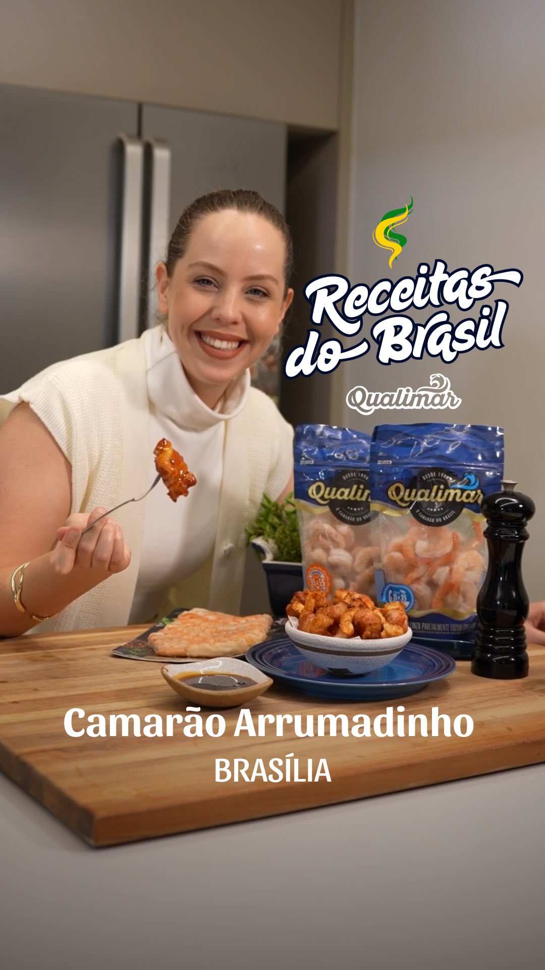 A gastronomia de Brasília reúne sabores do Brasil inteiro. Por isso, Qualimar, o camarão do Brasil, também está presente nas receitas dos brasilienses. Porque se é do Brasil, é o camarão de Brasília.

Hoje, vamos ensinar a receita do tradicional “Camarão Arrumadinho” da Chef Barbara Frazão @chefbabifrazao , um dos pratos mais queridos de BSB, preparado e servido no Restaurante Afeto de autoria da Chef. Recheado de brasilidade e muito sabor.

INGREDIENTES:
- 250g de Camarão Qualimar Descascado e Eviscerado Skin Pack 11/19
- 200g bacon fatiado 
- 200g queijo coalho cortado em pedaços maiores 
- 50ml de melado de cana 
- 6 gotas de molho de pimenta 
- Palitos de dente para fixar
- Óleo de milho para fritar 
 
MODO DE PREPARO DO CAMARÃO: 
- Cortar o queijo coalho em pedaços de 1,5cm x 3cm 
- Enrolar os camarões e o queijo no bacon
- Prender com um palito de dente 
- Fritar em óleo a 200°C até ficarem dourados 
- Escorrer em papel toalha 
- Servir com melado de cana picante

MODO DE PREPARO DO MOLHO:
Misturar o molho de pimenta e o melado de cana 

Qualimar. O camarão de Brasília. O camarão do Brasil.