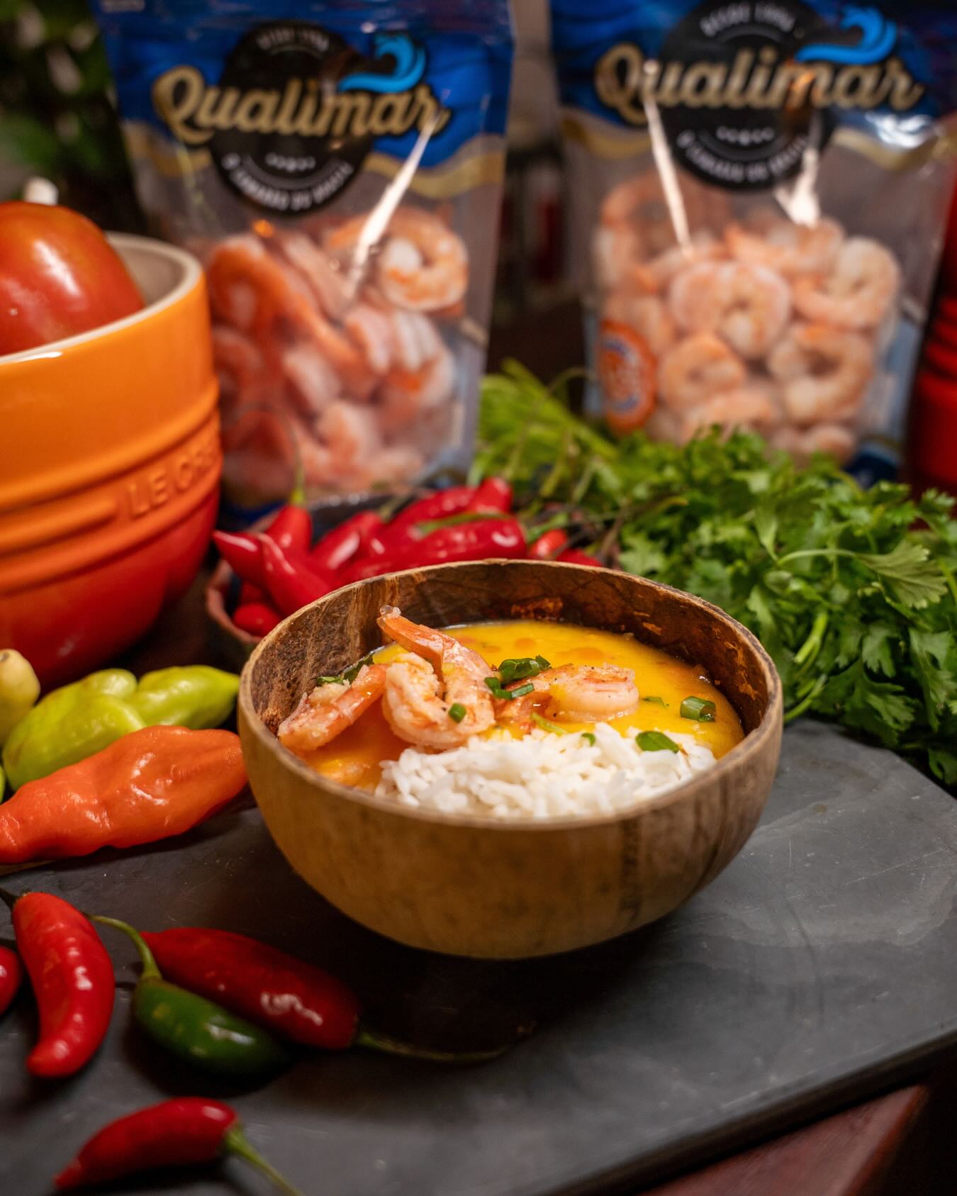 O brasileiro gosta de tempero, de sabor marcante, de comida feita com alma.
Afinal, ingredientes e temperos são a alma da nossa cozinha.
E com tantos sabores na panela, existe algo em que o Brasil inteiro concorda:
o Camarão Qualimar é o protagonista que ninguém resiste.
Versátil, querido e sempre presente na mesa de quem valoriza sabor de verdade, de norte a sul do país.
Qualimar. O Camarão do Brasil.