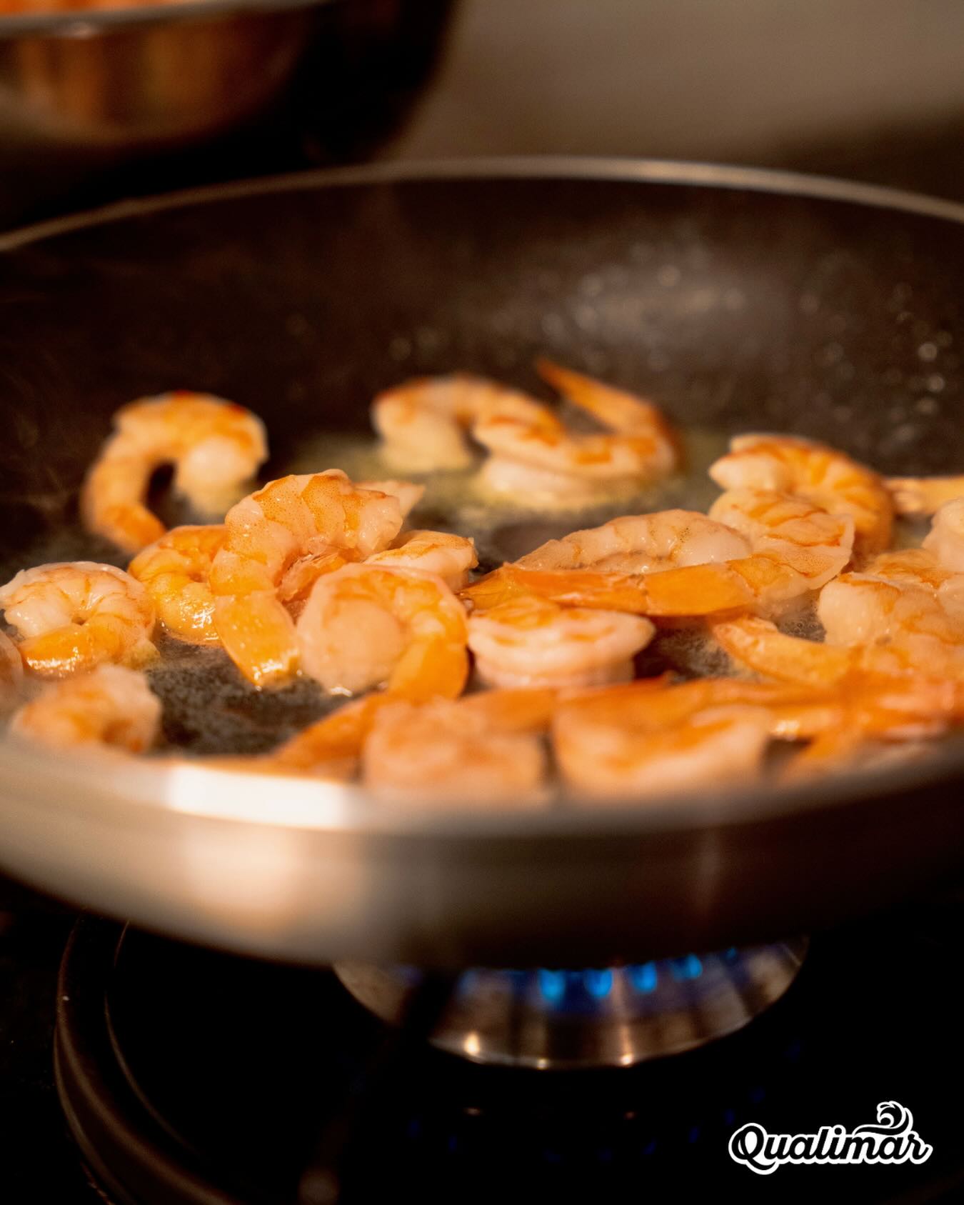 Sal, pimenta do reino e fogo. 🔥🦐

Nada além do essencial para o preparo de um bom camarão refogado no azeite.

Em poucos minutos, ele fica no ponto perfeito: 2 minutos no máximo de um lado, e apenas 1 do outro. O suficiente para ganhar brilho, suculência e aquele aroma que entrega o sabor antes mesmo de provar.

Simples, rápido, prático... Sem complicação, sem excessos.

Apenas o protagonismo de um ingrediente de verdade: Qualimar. O Camarão do Brasil.