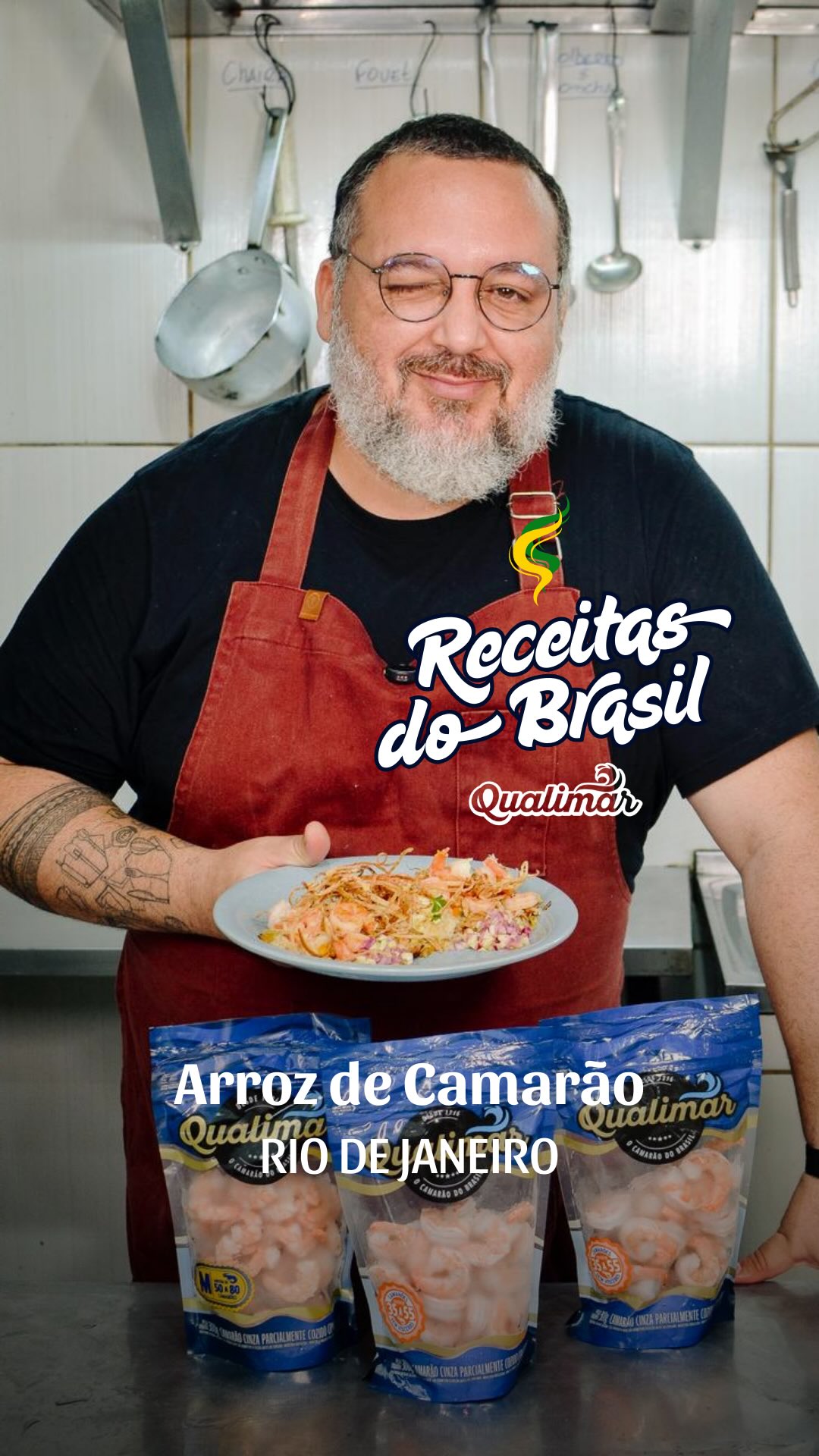 Nada mais brasileiro que um bom arroz de camarão.
Nada mais carioca que não perder tempo na cozinha.
Por isso, hoje vamos te ensinar, junto com o carioca e MasterChef Vinícius Moura @viniciusmourachef , a preparar um prático e saboroso Arroz de Camarão, com Qualimar, o Camarão do Brasil.

E se é do Brasil, Qualimar também é o Camarão do Rio de Janeiro!

Vamos aos ingredientes:
- 400 g de camarão Qualimar, descascado e eviscerado 35/55;
- 50 ml de azeite;
- 150 g de pimentão amarelo em cubos;
- 60 g de alho-poró fatiado;
- 70 g de cebola roxa picada;
- 30 g de pimenta-de-cheiro picada;
- 400 g de arroz branco cozido;
- 150 g de requeijão cremoso gelado;
- Raspas de 1 limão;
- Salsa picada para finalizar;
- Sal e pimenta-do-reino a gosto.

Para o Vinagrete:
- 50 g de cebola roxa picada;
- 70 g de abobrinha em cubinhos;
- 60 ml de azeite;;
- Sal a gosto
- Suco de limão (opcional).

Modo de preparo
1. Aqueça o azeite em uma frigideira grande. Refogue a cebola roxa até ficar levemente transparente.
2. Acrescente o alho-poró e refogue rapidamente.
3. Adicione o pimentão amarelo e a pimenta-de-cheiro, refogando até ficarem levemente macios.
4. Junte os Camarões Qualimar, tempere com sal e pimenta-do-reino e refogue até mudarem de cor.
5. Acrescente o arroz cozido e misture bem. Se necessário, adicione um pequeno pouco de água para soltar o arroz.
6. Ajuste o sal, espalhe o requeijão cremoso gelado em alguns pontos, tampe a frigideira e cozinhe em fogo baixo até ouvir leves estalos.
7. Finalize com raspas de limão e salsa picada.

Preparo do Vinagrete
Misture a cebola roxa, a abobrinha, o azeite, o sal e, se desejar, algumas gotas de limão.

Sirva o arroz de camarão acompanhado do vinagrete.