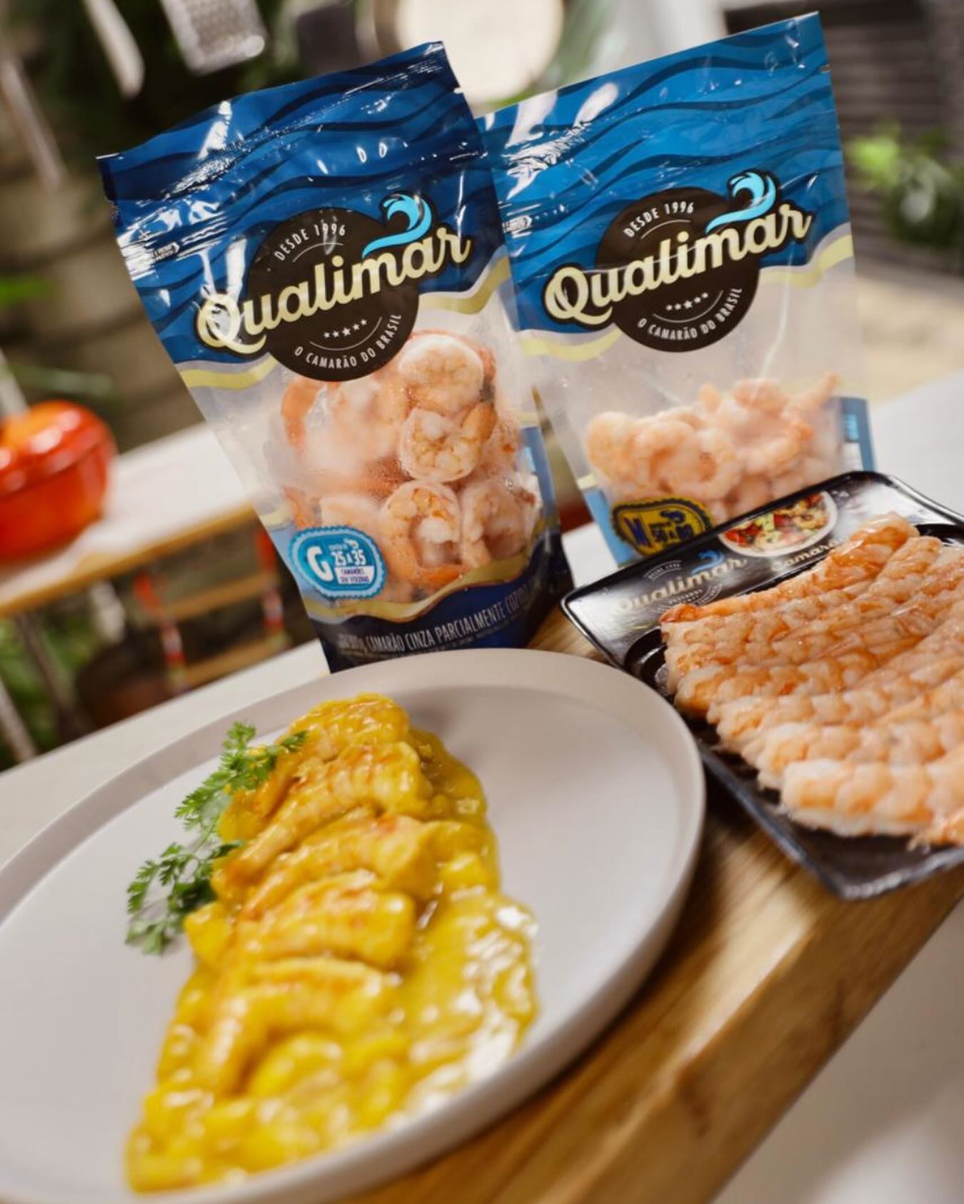 O verão brasileiro tem um sabor único.
É a estação em que o calor pede pratos leves, coloridos e cheios de frescor.
E quando pensamos em sabores que combinam com esse clima, as frutas tropicais sempre aparecem primeiro. Manga, abacaxi, coco, maracujá… cada uma traz sua personalidade e transforma qualquer receita em algo especial.
Mas é o camarão que dá personalidade ao prato.
Leve, suculento e cheio de sabor, ele é o ingrediente que conecta o frescor do verão à sofisticação da mesa brasileira. Sua textura delicada e seu sabor marcante combinam perfeitamente com frutas tropicais, criando pratos equilibrados, coloridos e cheios de vida.
Você já pensou em unir o camarão ao sabor marcante das frutas tropicais neste verão?
O Camarão ao Molho de Manga é uma dessas combinações que surpreendem. A doçura da manga realça o sabor natural do camarão, que segue como protagonista do prato, trazendo suculência, elegância e profundidade ao molho. O resultado é uma receita leve, aromática e visualmente irresistível.
É um prato versátil, ideal para o almoço ou jantar, encontros com amigos ou aqueles dias quentes em que a comida precisa ser leve, saborosa e inesquecível.
O Camarão Qualimar tem a cara e o sabor do verão.
De norte a sul do país, é ele quem dá o toque especial da estação.
Qualimar. O camarão do verão. O camarão do Brasil.
