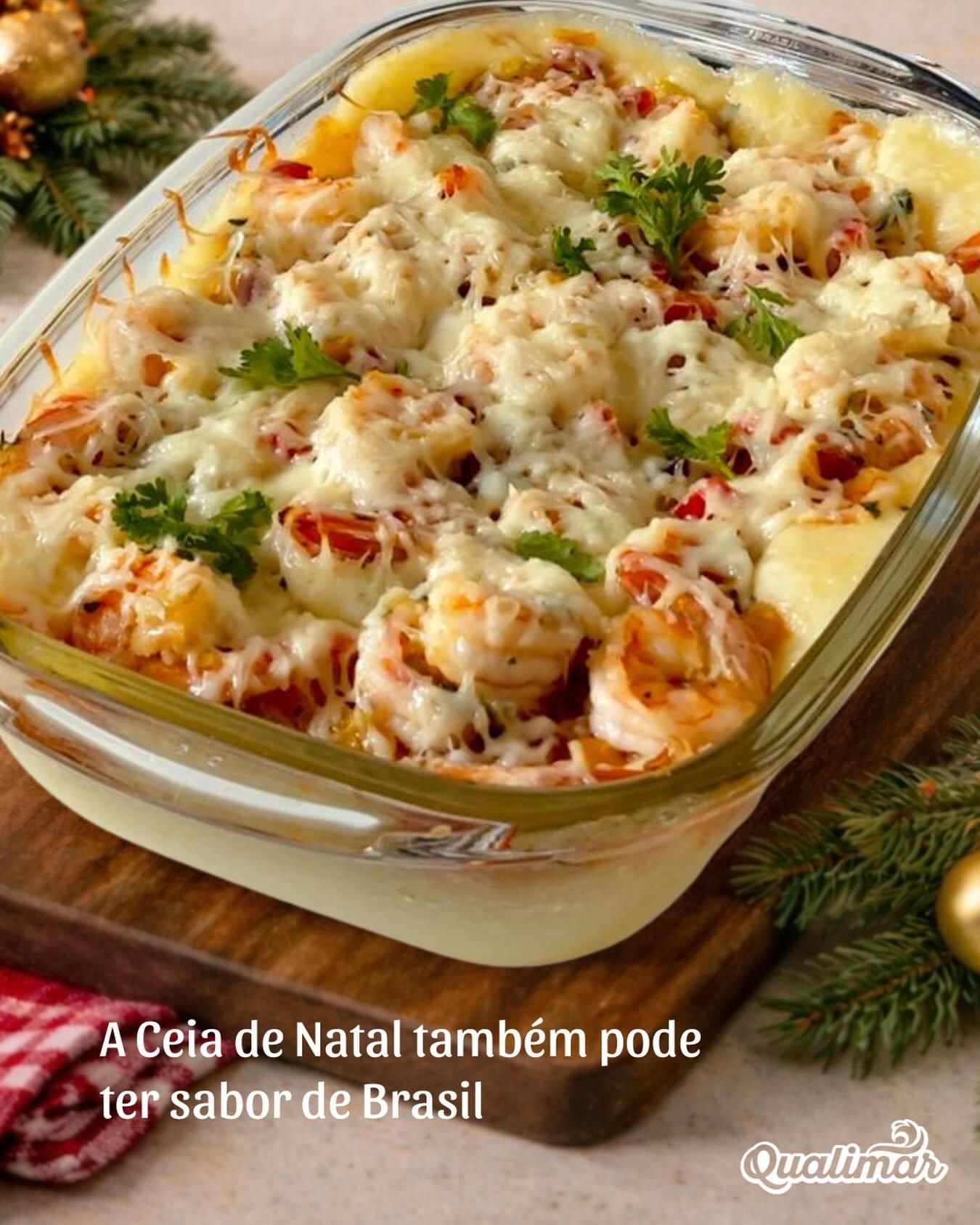 A sua Ceia de Natal pode ser recheada de brasilidade! 🇧🇷
O Escondidinho de Camarão é uma daquelas receitas que unem praticidade e tradição.

Perfeito para quem quer sair do óbvio sem complicação.
E a dica é simples: faça com o Camarão Qualimar.
Mais sabor, mais rendimento e aquele toque que faz diferença na mesa.

Gostou da ideia?
A receita completa já está no nosso perfil.
Salve, prepare e leve mais brasilidade para a sua Ceia de Natal com Qualimar. O Camarão do Brasil.