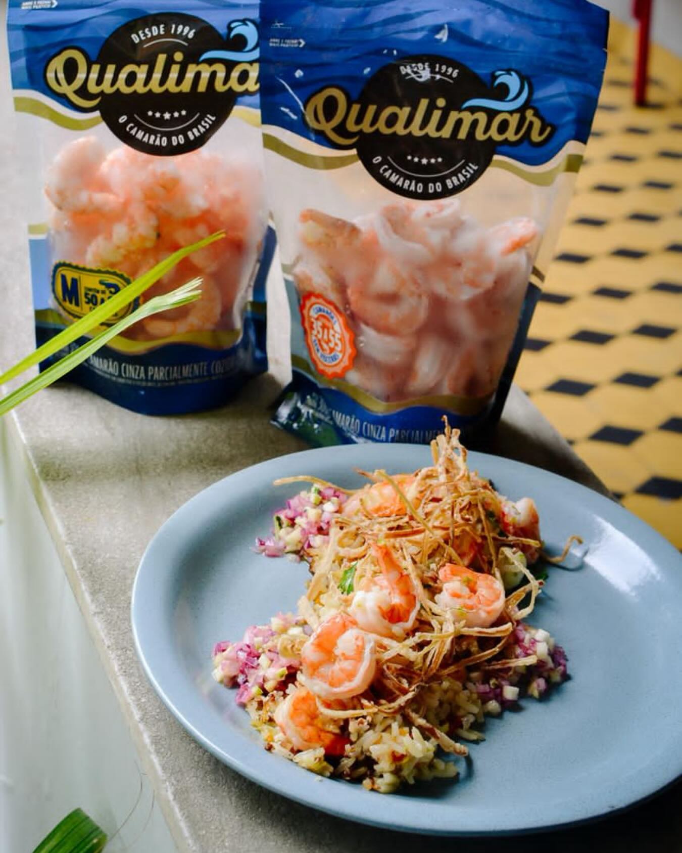 🍤✨ Sabe aquele arroz ou aquela massa que ficou na geladeira?

Com o Camarão Qualimar, eles ganham status de prato de restaurante. 😋
É só usar e abusar da criatividade: vale misturar outros ingredientes que você quiser, inventar, testar, surpreender.

Porque quando o ingrediente principal é o Camarão do Brasil, até o básico vira especial.

Qualimar. O Camarão do Brasil. 🇧🇷🦐