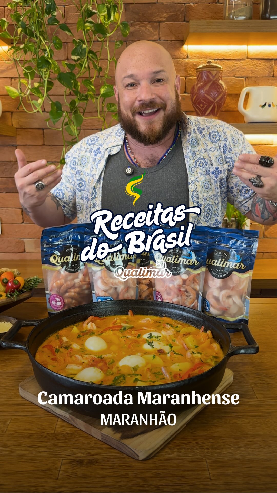 Na terra dos sabores intensos e da cultura viva, a “Camaroada Maranhense” é mais do que uma receita: é tradição passada de geração em geração. Um prato que carrega identidade, história e aquele tempero que só o Maranhão sabe entregar.

E quando a tradição pede camarão de verdade, ela pede qualidade. Por isso, preparamos com o Chef Bruno Salomão @canseideserchef , essa incrível receita que combina tão bem com Qualimar.

Porque o Camarão Qualimar é tão tradicional no Maranhão quanto a própria camaroada.
Do litoral maranhense para a mesa dos brasileiros, é sabor que representa o país inteiro.

Qualimar.
O Camarão do Brasil.
O Camarão do Maranhão, mermão!

INGREDIENTES:
- 300g Camarão Qualimar sem cabeça e com casca 50/80
- 300g de Camarão Qualimar limpo e eviscerado 25/35 G
- 3 colheres de sopa de azeite de dendê.
- 1 colher de sopa de gengibre ralado.
- 4 dentes de alho laminados.
- Pimenta-de-cheiro e pimenta dedo-de-moça a gosto.
- ½ maço de talos e raízes de coentro picados.
- ½ colher de sopa de extrato de tomate.
- ½ colher de sopa de colorau.
- 3 tomates maduros cortados em rodelas.
- 1 cebola roxa cortada em rodelas.
- 1 pimentão amarelo, 1 vermelho e 1 verde (em rodelas, sem o miolo).
- Sal, pimenta-do-reino e limão a gosto.
- 500ml de caldo de camarão.
- 500ml de leite de coco.
- 4 batatas grandes, descascadas e cortadas em cubos.
- 5 ovos cozidos.
- Coentro fresco para finalizar.