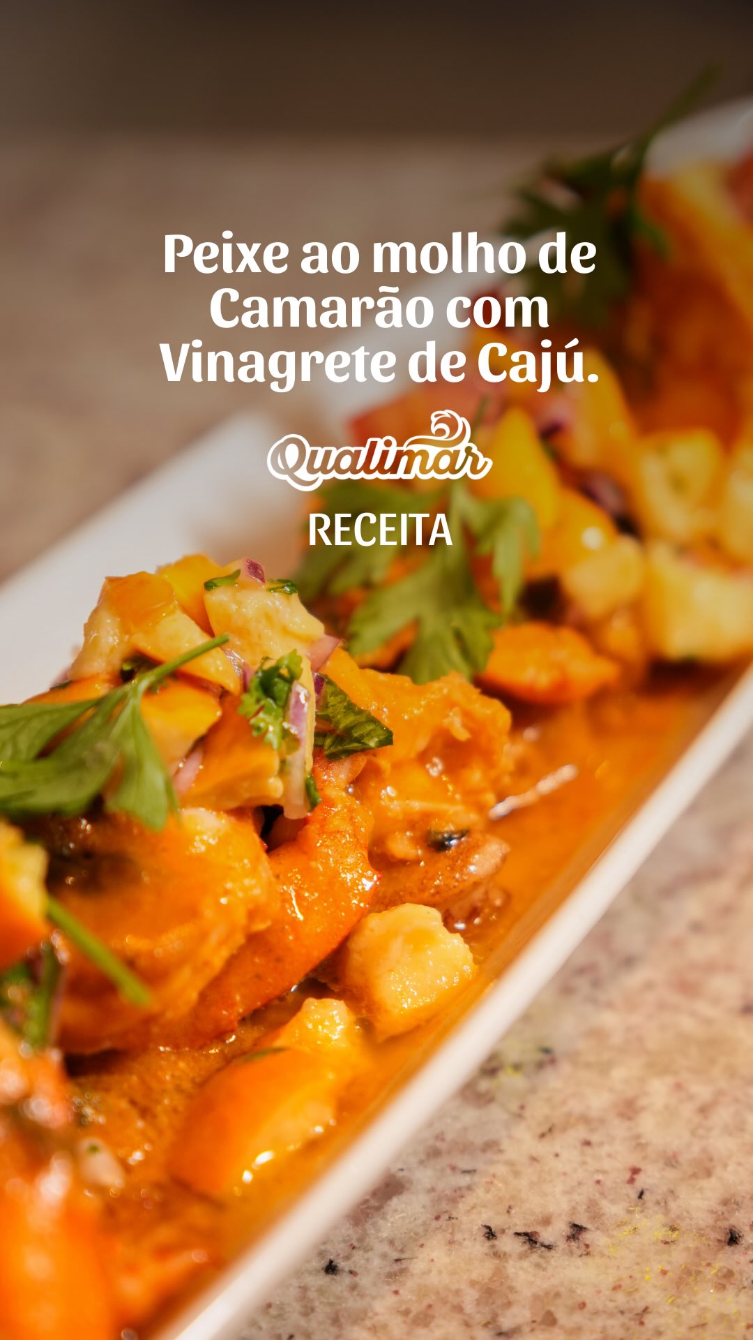 Nesta Quaresma e Páscoa, tradição e sabor se encontram em uma receita especial: Peixe ao molho de Camarão Qualimar com Vinagrete de Cajú.

Um prato leve, elegante e cheio de significado, preparado com Qualimar, o Camarão do Brasil, que valoriza cada detalhe do preparo e respeita o verdadeiro espírito da data.

Quem conduz essa experiência com a gente é o Chef alagoano e finalista Mestre do Sabor Serginho Jucá @chefserginhojuca trazendo técnica, sensibilidade e aquele toque autoral que transforma ingredientes de qualidade em momentos especiais à mesa.

Porque na Páscoa, o sabor também pode ser especial, afetivo e cheio de brasilidade. Vamos aos ingredientes...

- 300 g de Camarão Qualimar Limpo e Eviscerado 25/35 G
- 200g de peixe 
- Sal a gosto
- Azeite de oliva
- 1 colher (sopa) de manteiga
- 200 ml de leite de coco
- ½ cebola picada
- 1 tomate picado
- 1 pimenta-de-cheiro picada
- 1 colher (sopa) de azeite de dendê
- Coentro ou cebolinha a gosto

PARA O VINAGRETE DE CAJU
- 1 caju picado
- Cebola roxa picada a gosto
- 1 tomate picado
- Coentro e cebolinha a gosto
- Suco de limão
- Azeite de oliva
- Sal a gosto

#quaresma #páscoa #receitadepascoa #receitas #camarao