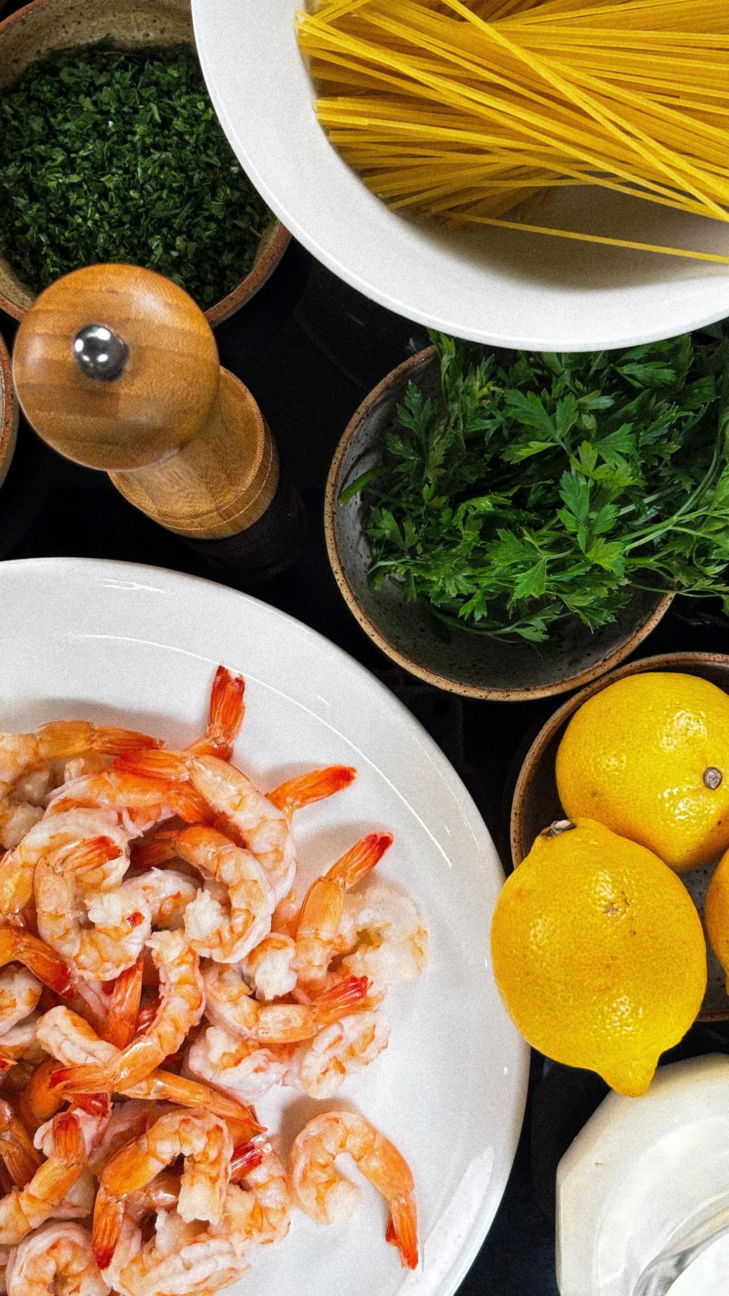 Tem receita que atravessa gerações. 🍝✨

E foi exatamente isso que a Walquiria Rodrigues trouxe pra nossa campanha de Dia das Mães.

Entre tantas receitas cheias de afeto, a receita vencedora foi esse Espaguete ao Limone com Camarões, um prato que carrega sabor, memória e aquele carinho que só comida feita com amor consegue ter. 💙 

E claro que a gente recriou com todo o carinho do mundo. 🫶 

Porque no fim, algumas receitas não alimentam só a mesa. Elas alimentam lembranças.

Seguem os ingredientes:

• 03 pacotes de Camarão Qualimar G 25/35;
• 3 dentes de alho picadinhos;
• 500ml de creme de leite fresco;
• 350g de espaguete (08);
• Caldo de 1/2 limão siciliano;
• Raspas de 1 limão siciliano;
• Azeite;
• Sal e pimenta-do-reino a gosto;
• Salsinha;