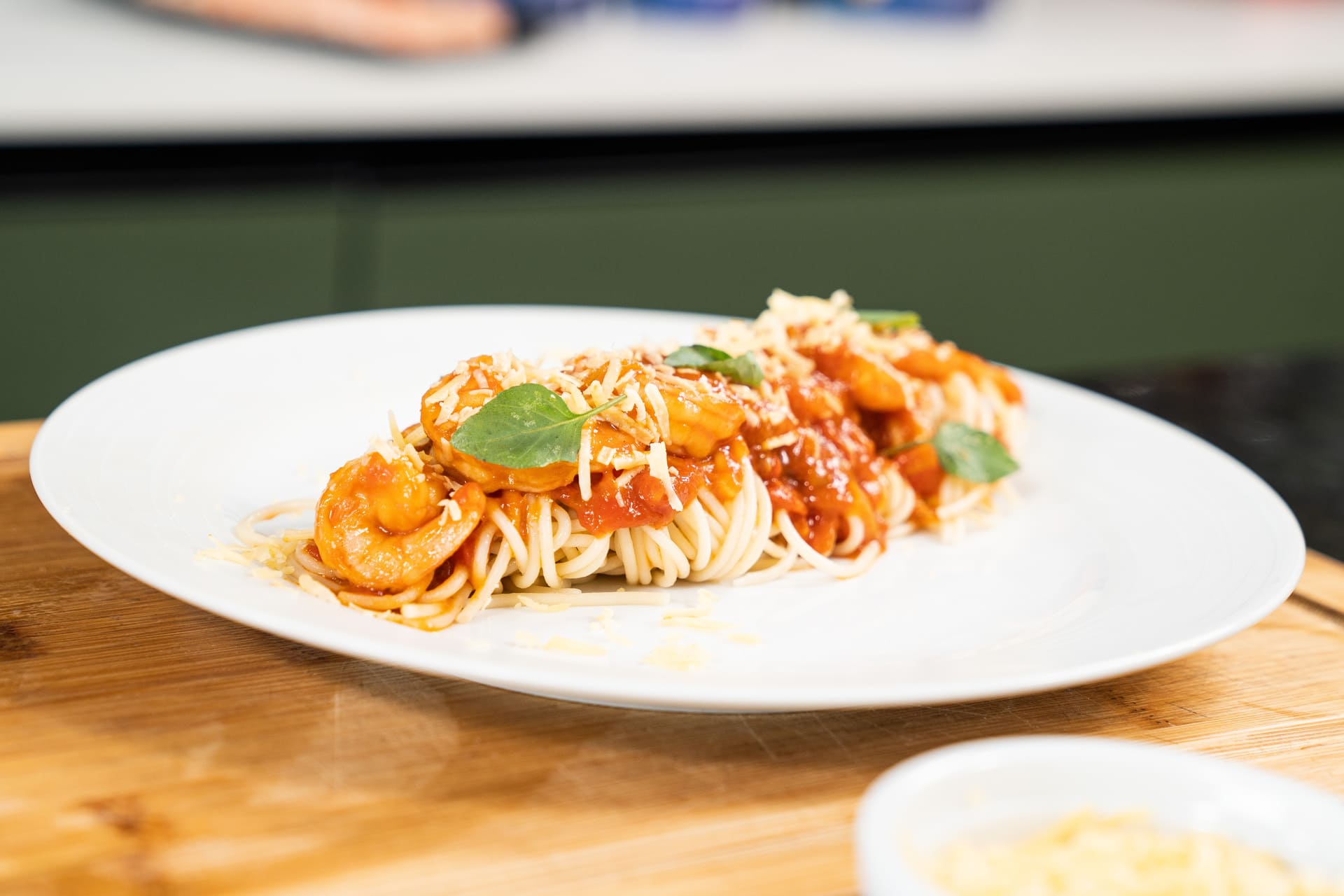 Qualimar Camarão ao molho de tomate servido com massa Horizontal